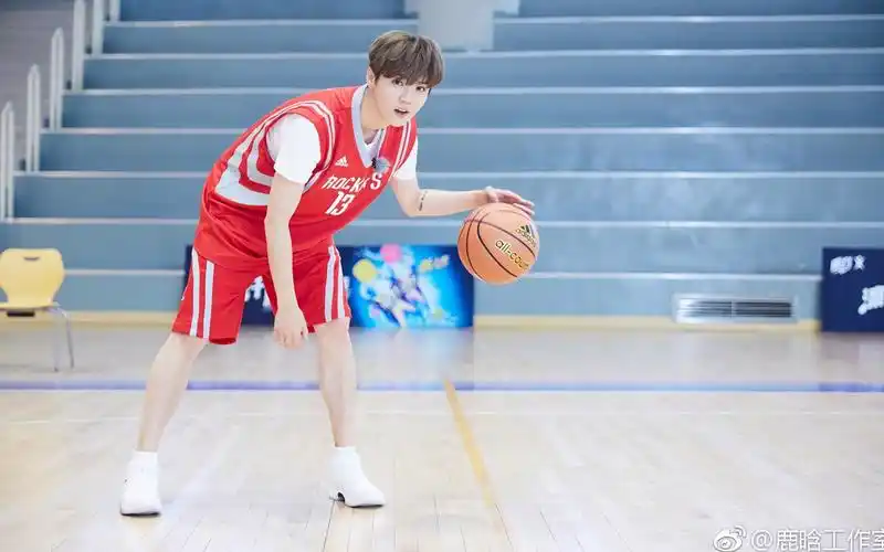 鹿晗打篮球帅气高清桌面壁纸