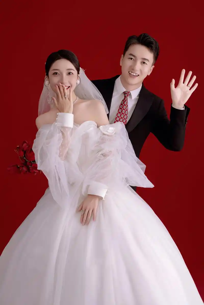 红底主婚照,恩爱两不疑.婚纱照是每对新人一生中最重 - 抖音