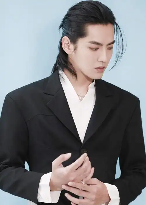 吴亦凡长发西装写真图片512