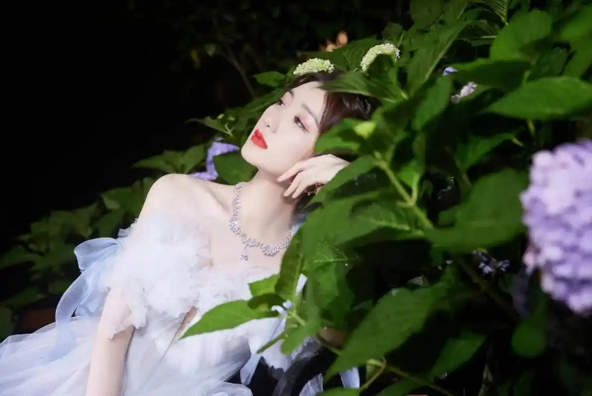 毛晓彤穿白色礼服连衣裙 毛晓彤在穿搭上也越来越大胆,一套露背白色