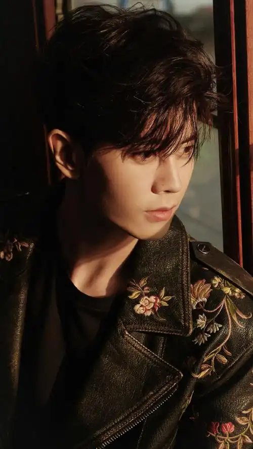 任嘉伦超话  【任嘉伦】工作室帅图调修  日期: 2024年02月22日