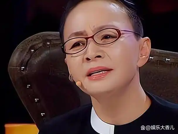 宋丹丹作为喜剧女王,经常扮演"农村妇女","搞笑老太"等角色登台表演