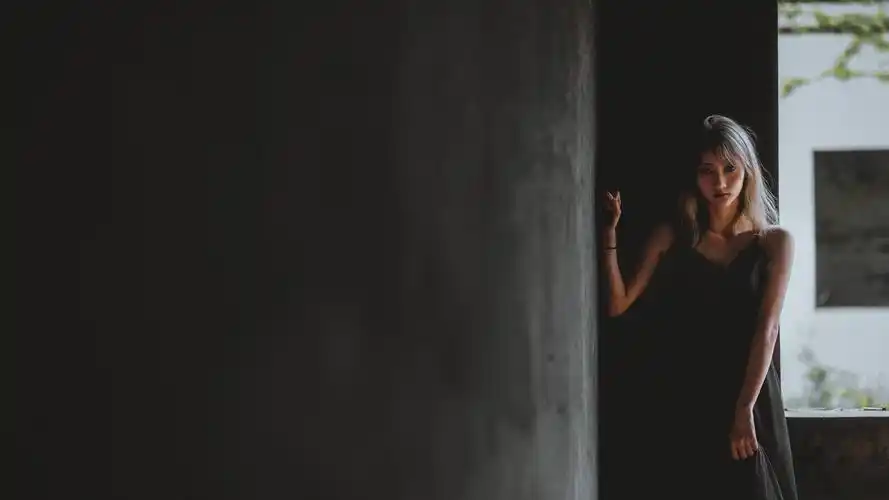 性感美女黑色连衣裙尽显身材曲面诱惑迷人