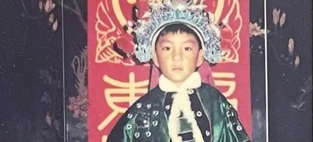 吴彦祖在美国参加农历新年巡游,童年在照片曝光,从小就这么帅