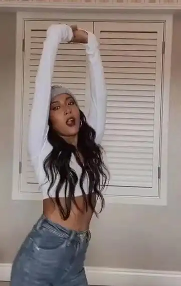 吉克隽逸紧身牛仔露小蛮腰,波浪长发秀辣舞,异域狂野范十足