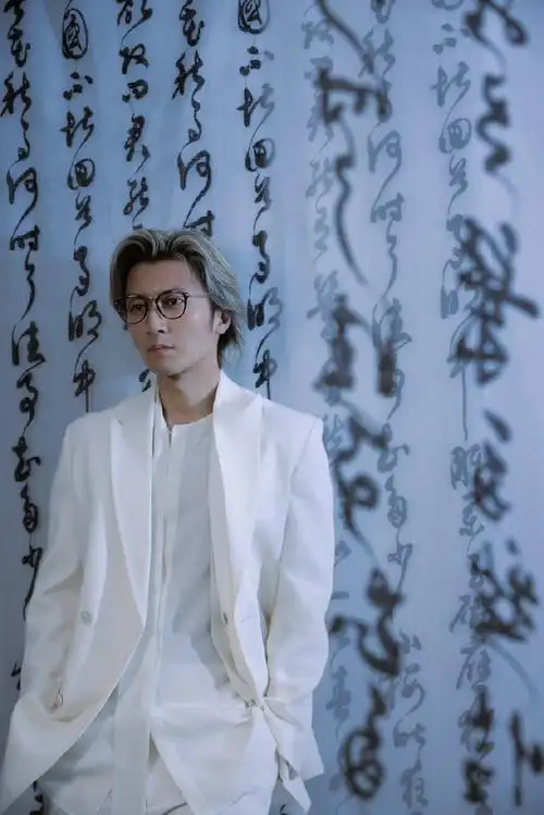 剧组亮相上海国际电影节 有被谢霆锋银灰发色搭配白色西装造型帅到!