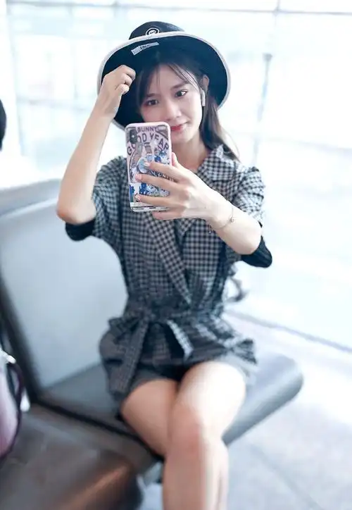 陈意涵穿黑色格纹衬衫配同款格子短裤现身坐在椅子上嘟嘴卖萌