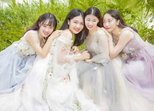 首页 婚纱摄影  艺栈摄影 artinn · 工作室  校园四人闺蜜套系造型 3