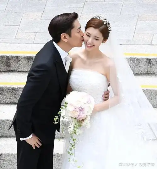 这样一个优秀的男人,被韩国女星金泰熙给拿下了.