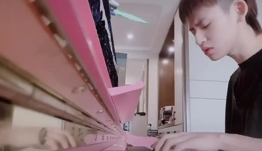 小鬼王琳凯弹钢琴~超有魅力~清唱也好好听啊-vlog视频-搜狐视频