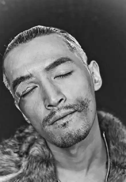 胡歌颓废沧桑风痞帅黑白写真图片