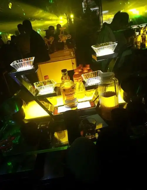 年底了,挣钱啦,请姐妹夜店嗨皮一下,整点洋酒,昨晚干了姐好几千