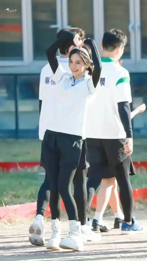 杨颖《跑男》饭拍路透曝光,扎双丸子头对镜比心甜美十足_baby_造型