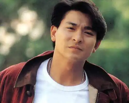 卷发牛仔裤.就这样喜欢他二十几年了