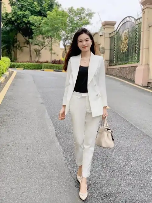白色西服怎么搭配图片女生白西装如何穿更好看