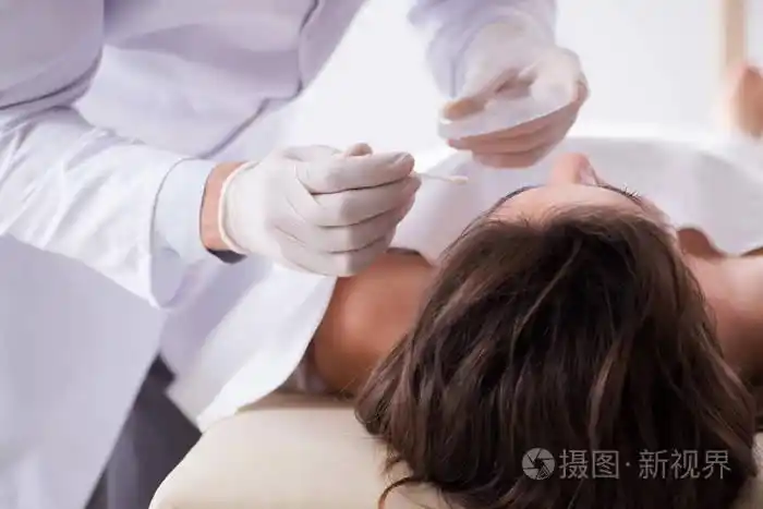 警方验尸官在太平间检查尸体尸体