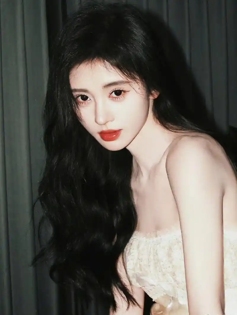 鞠婧祎新照,港风. #鞠婧祎