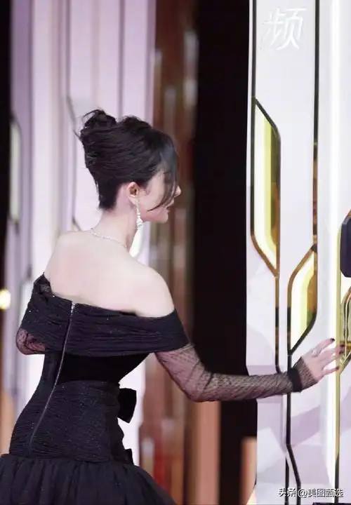 杨幂拾光盛典身材火