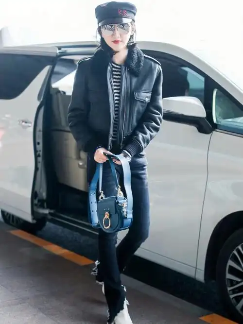 景甜机场私服黑色皮衣牛仔裤