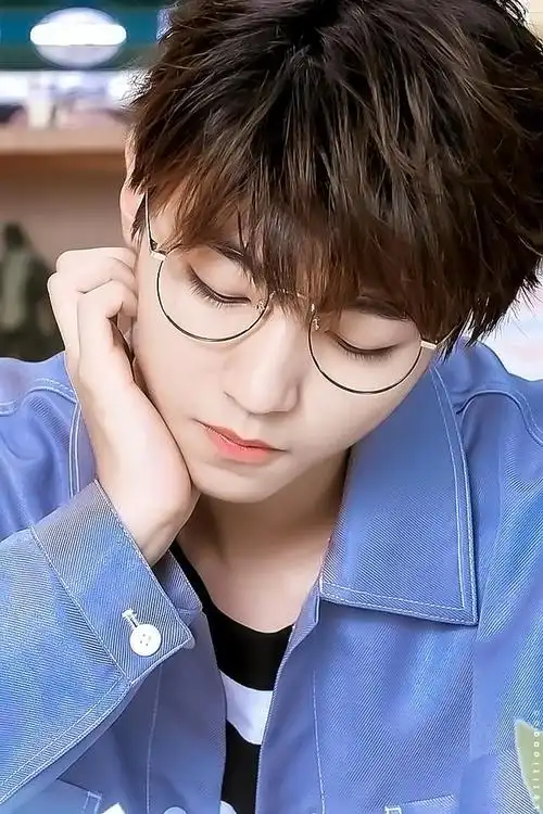 "普通好看"王俊凯 金丝眼镜无敌心动