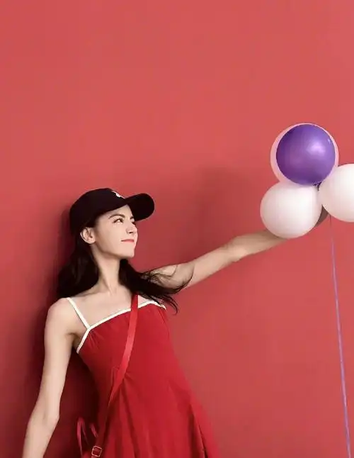 迪丽热巴穿了吊带红裙#今天是红色的小迪@dear-迪丽热巴!