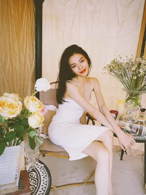 钟楚曦盛夏海滩大片性感撩人