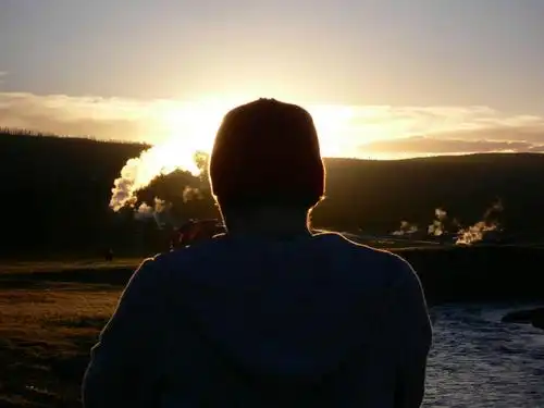 个人,发光,地形,晚霞,霞光,落日,肩膀,仅一个年轻男性,背面,自然,黄昏