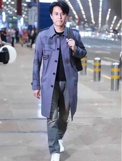 越低调越出乎意料,细扒47岁的靳东现状,才知什么是"人生赢家"