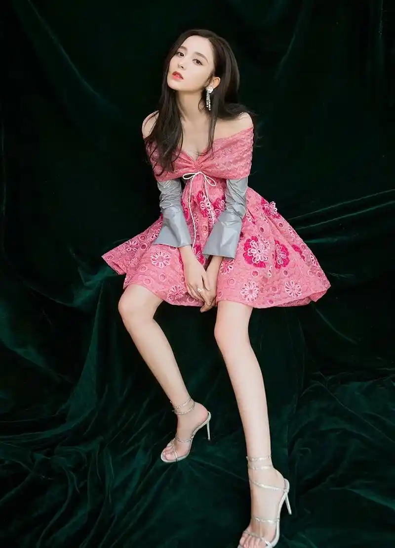 自从看了萌探,就迷上了古力娜扎,身材高挑腿长又白又嫩