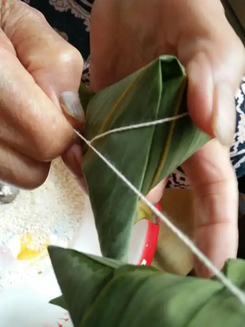 端午节到了,妈妈教你包粽子.