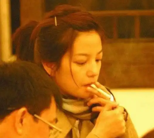 郑爽抽烟毁了你对她清纯的人设吗这只是女明星抽烟的冰山一角