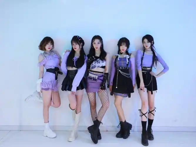 万舞娱乐女团treasure公开最新团体照