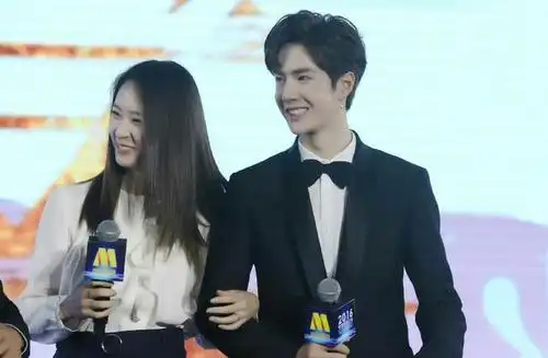 张艺兴,郑秀晶主演的《闭嘴!爱吧》有望于秋季上映!期待吗!