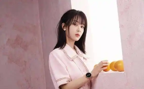 28岁杨紫时尚进步飞速,新造型"挤奶装"美到窒息,气质又纯又欲_粉色