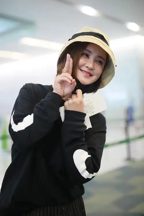 张歆艺真胖了穿黑色卫衣走机场也很臃肿对镜头比v脸又大又圆