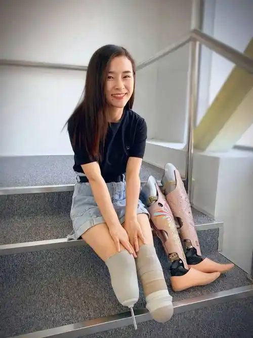 她在地震中丧失双腿却戴着假肢跳舞舞蹈家廖智讲述人生经历快来预约