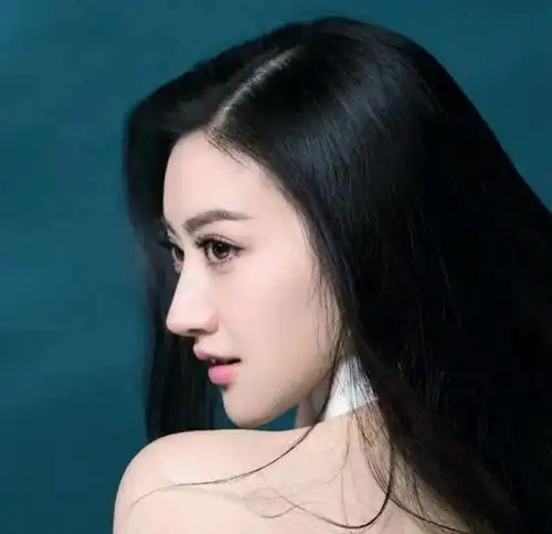 被风吹过的夏天,被秀发抚过的侧脸