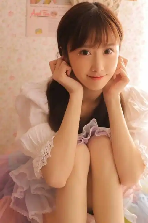 日系美女 蓬蓬裙小清新迷人生活照_那一双_齐刘海_长发