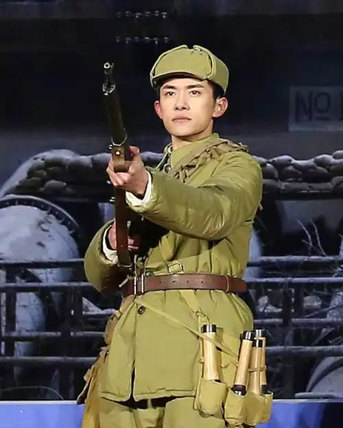 长津湖动员大会#再次穿军装的易烊千玺,根正苗红又帅气,是万里小狼崽