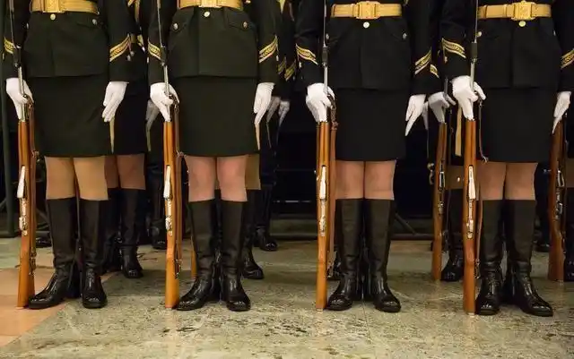 解放军三军仪仗队女兵展示军威其实训练也要吃很多的苦