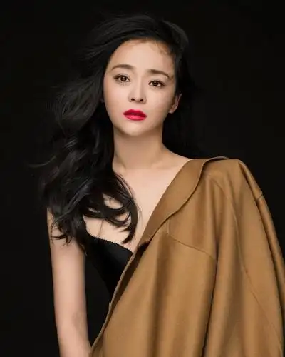 王嘉最新一部戏是去年九月杀青的央视大剧《鲜花盛开