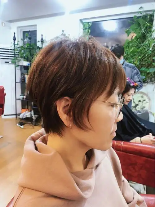 短发造型去找我的tony老师,有点忐忑不安,留惯了齐肩的直发,剪短后会