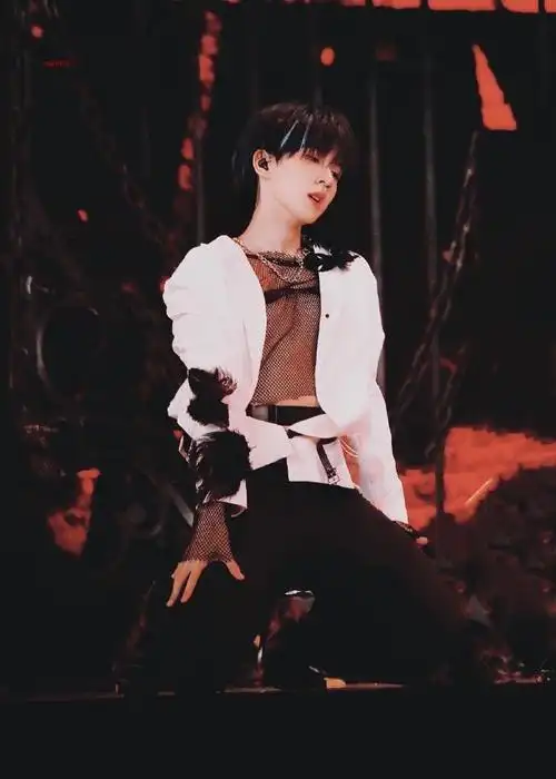 贺峻霖把衣服跳炸开了