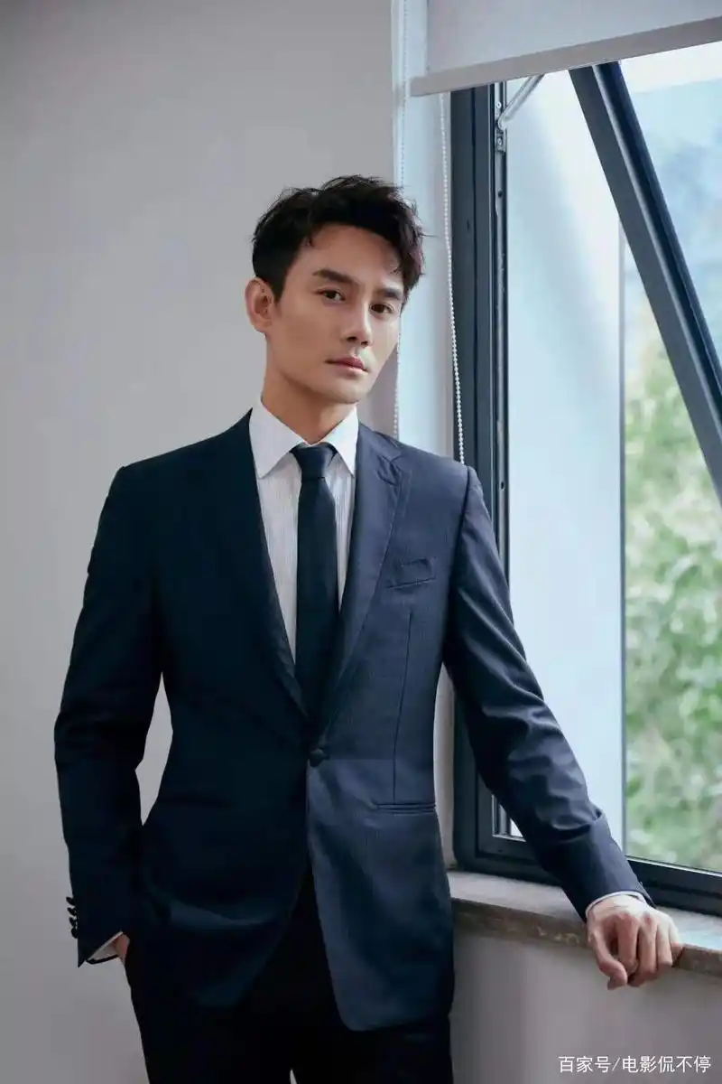 穿西装好看的男明星,只服这9位,靳东和59岁的他,太让人惊喜了