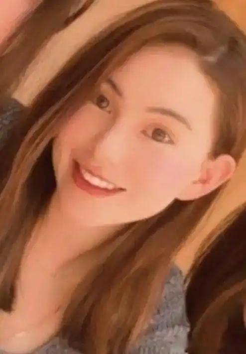 昆凌怀孕6个月周杰伦带她逛街挺着大肚子的昆凌孕样十足