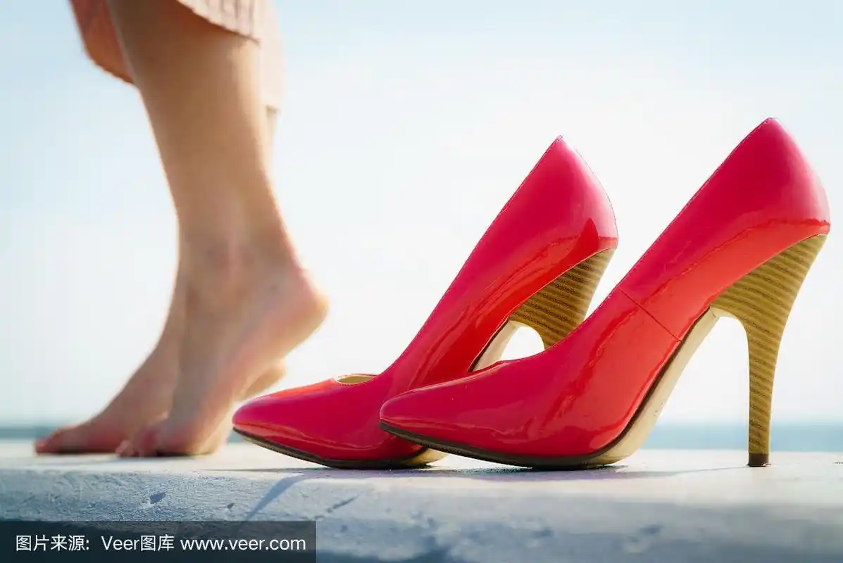 红色高跟鞋经典户外鞋