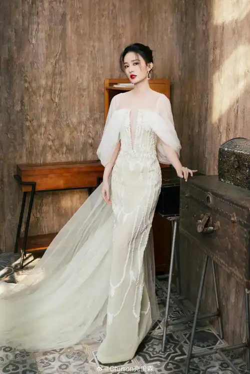 李沁亮相#微博视界大会#的造型,一身azzi osta高定淡黄色纱质礼服