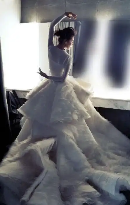 也是更加搭配这一套礼服,光从背影来看很难想象刘涛已经四十多岁了,就