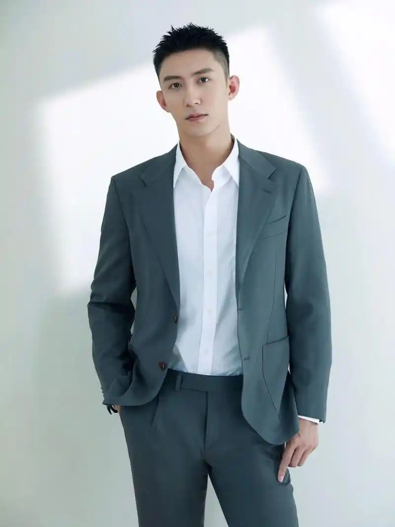 黄景瑜选择的西装颜色,一种带有绿意的淡蓝灰色,不仅契合了春天的气息