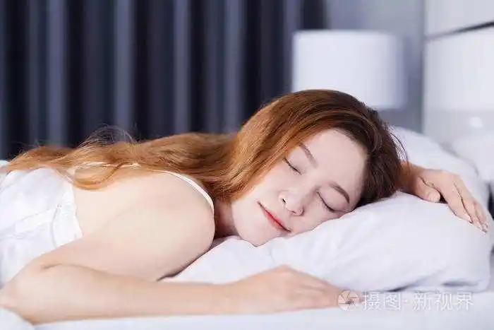女生睡觉实拍,女生睡觉正确睡姿试图-图片大观-奇异网